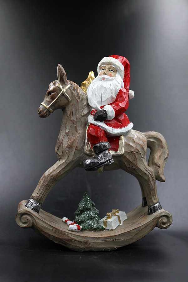 Ziemassvētku dekors - vecītis uz zirga