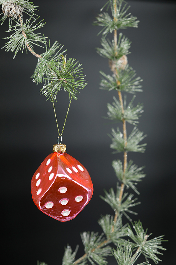 Rozā metamais kauliņš vai spēļu kauliņš ziemassvētku dekors