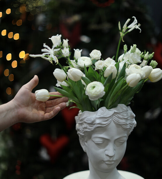 balti ziedi vāzē, ziedu piegāde Rīgā, tulpes